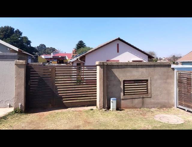 2 BEDROOM HOUSE FOR SALE IN LENASIA SOUTH